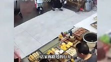 在广州暴雨里撑伞人被吹跑了，路边早餐店险被掀翻，店家回应