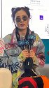 朋克造型的曾黎