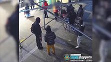 美国一名外卖骑手被8名暴徒袭击 遭棒球棍砸头