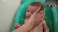 小宝宝在浴盆里洗澡，眼睛好大，肉嘟嘟的好可爱！