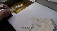 大叔做手工鱼饼，包上一张“树叶”再炸，1分钟卖50份，不够抢