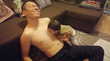 爸爸光膀子玩手机，不料宝宝饿了来找奶，接下来画面简直笑爆了