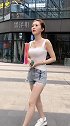 街拍清纯美女，小姐姐身材和颜值俱佳，后面小哥哥都看呆了