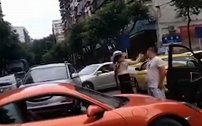 重庆保时捷女车主与男车主和解 警方：女子违章扣2分罚250元