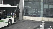 湖北襄阳：公交刹车过热险起火，司机直接把车开进了消防队