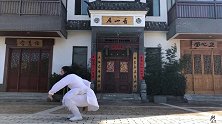 太极功夫扇，360度腾空腿法，打得真是养眼，一看武术功底了得