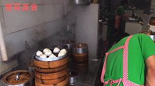 南京藏在小巷里的蟹黄汤包店，一笼四只22元十几个员工忙不停