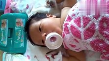 2个月的小宝宝，吸了半天发现没奶，这反应真可爱！