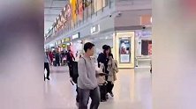 刘芸与15岁儿子现身机场，Jagger身高超过妈妈，眉眼深邃酷似年轻时的郑钧