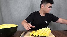 【世界第一系列】 试吃花2000块的日本北海道黑皮月亮西瓜，会比普通的西瓜更好吃吗？