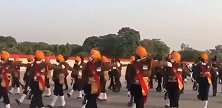 印度三军仪仗队莫斯科训练画面：全程佩戴口罩，胳膊甩成180度