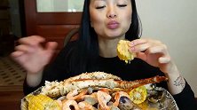 大妈吃海鲜，这吃相是很久没吃过大餐了吧