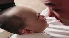爸爸又开始逗小情人了，小情人开始叫爸爸，上来还要抱抱！