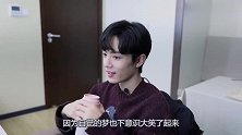 肖战晚会上发懵，王一博的反应太宠溺，粉丝都不淡定了！