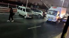 辽宁沈阳因道路结冰发生多车连撞 交警提醒：非必要不出行！