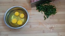 香葱炒滑蛋，葱花鸡蛋家常菜也有好味道，几分钟就能制作完成