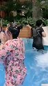 水上乐园去玩滑水的大姐姐，这冲击力，有点大