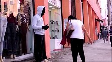 国外搞笑街拍，假装道具恶作剧，出其不意的啊