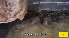 大叔开店卖“糖醋鸡”，切块往锅里滚两滚，颜色鲜艳馋掉牙！
