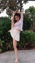 美女小姐姐在户外表演才艺，单手抱腿绝活一字马，太精彩了
