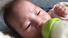 太萌了！2个月小宝宝把奶瓶吸得吱吱响，看着满满的满足感