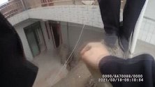 陕西咸阳：独居老人突发脑溢血，民警翻3米高墙救人