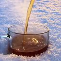 在雪地里倒上一杯热腾腾的红茶，这才是真正意义上的“冰红茶”