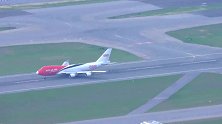 飞机满载货物起飞，几乎用尽全部跑道！