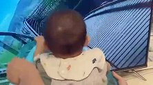 这老爸花招是真不少，对着电视也能玩过山车，玩完之后会不会吐