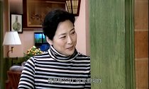 大妈要去美容院护肤,老伴说别花冤枉钱,还夸大妈天生丽质不用去