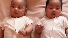 龙凤胎宝宝好萌啊，尤其是躺在床上的时候，连望妈妈的眼神都一样