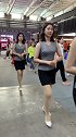 车模小姐姐来了，真是美！