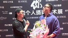 胡军带老婆孩子聚会餐厅畅聊室内抽烟吞云吐雾