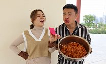 美女卖变态辣火鸡面，小伙想逃单被美女老板一招搞定，结局爆笑