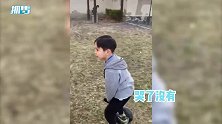 大麟子玩平衡车摔出血，邓莎晒视频意外曝光豪宅，院子大的像公园
