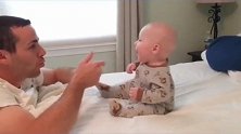 坏爸爸故意这样挑逗小宝宝，接下来的反应好逗啊，简直萌翻了！