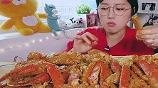 韩国美女kimi吃帝王蟹，蟹钳堆了一桌子