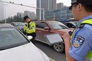 交警到底根据什么来决定查你的车？记住这个，交警才“懒得理你”