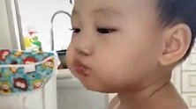 1岁的宝宝不愧是吃货，下一秒宝宝魔性的吃相反应，笑喷无数人