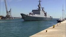 法国拉斐特号护卫舰，外形隐身处理到位，现在看起来仍然很时尚