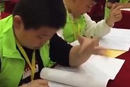 245名小学生鬼畜甩手速算 左手一通挥舞 右手就写下答案