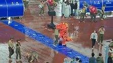 苏超常州奥体中心恐龙“吃人”