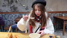 感觉像“回家”一样！外国小姐姐给社区爷爷奶奶送腊八粥