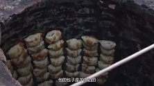 大叔做了16年烤包子，2元一个供不应求，一天卖2000个！