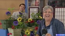 搞笑恶作剧：花店里面放屁，结果鲜花全蔫了，顾客都看呆了