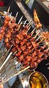 刚烤好的羊肉串，据说卖一块钱一串，你们说贵不贵？