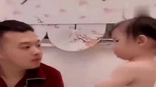 一岁半小情人和爸爸干仗，不管输赢，气势上不能输，看完不许笑！