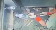 只因太缺钱！河南一男子竟半夜挥舞大锤“专注”砸ATM机