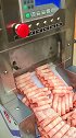 冻肉是这样切卷的，跟切木头也没啥区别，到了火锅店却卖出了天价