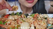 微笑姐吃泰式海鲜，淋上酸辣酱，看得直流口水